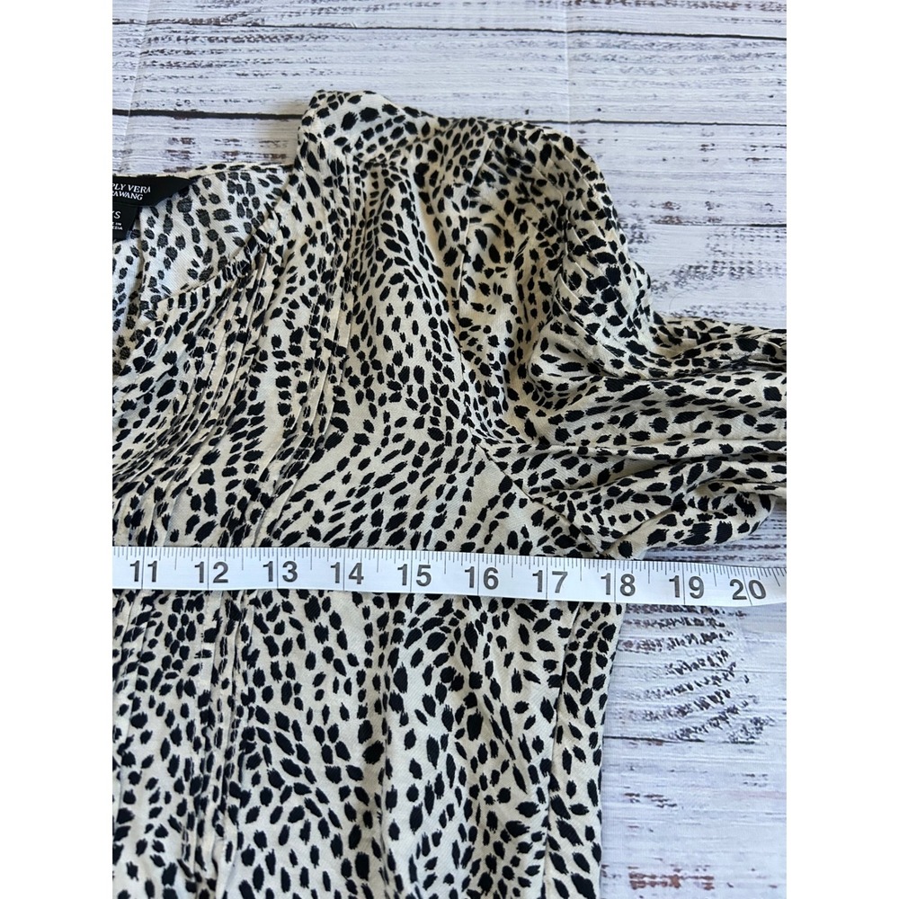 Simply Vera Vera Wang Women XS Animal Print Pintuck Pleated Blouse Black‎ Cream - Picture 6 of 7
